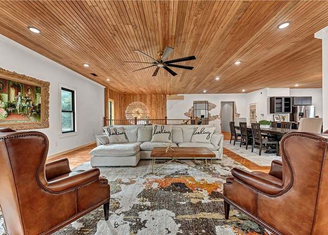 Property at 510 Madison Ave, Berryville, AR 72616, 3 beds, 7 baths