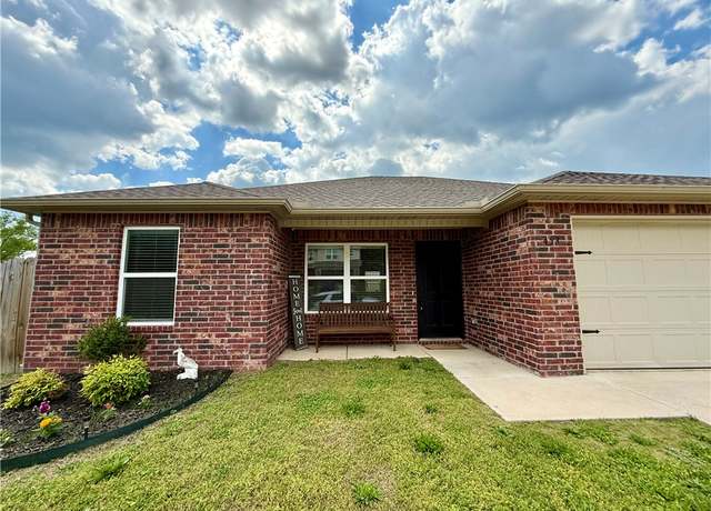 Property at 453 Cooper St, Huntsville, AR 72740, 3 beds, 2 baths
