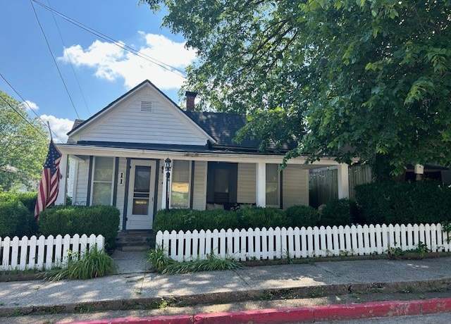 Property at 11 White St, Eureka Springs, AR 72632, 2 beds, 1 bath