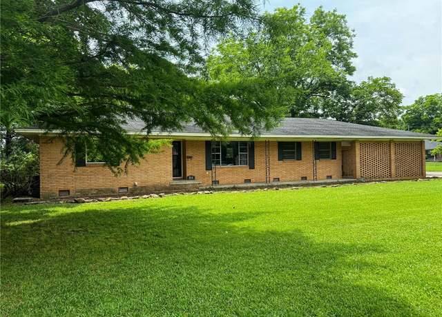 Property at 211 14th St, Russellville, AR 72801, 3 beds, 2.5 baths