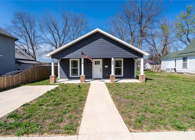 Property at 607 E Delaware St, Siloam Springs, AR 72761, 3 beds, 2 baths