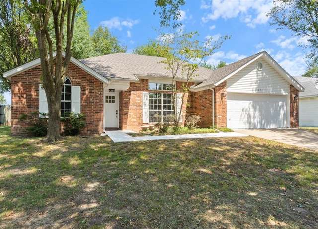 Property at 1678 Oxford Pl, Springdale, AR 72764, 3 beds, 2 baths