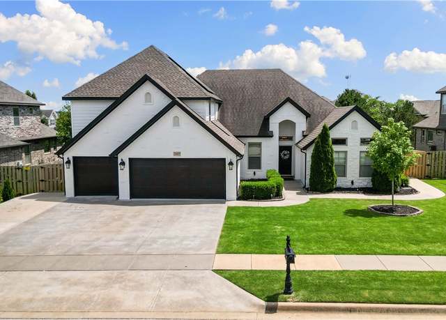 Property at 2407 Mckinley Blvd, Rogers, AR 72758, 7 beds, 3.5 baths