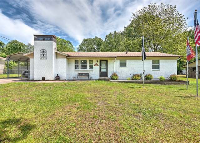 Property at 1330 S Baldwin Ave, Fayetteville, AR 72701, 3 beds, 2 baths