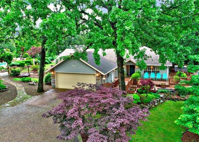 Property at 811 E Township St, Fayetteville, AR 72703, 3 beds, 3.5 baths