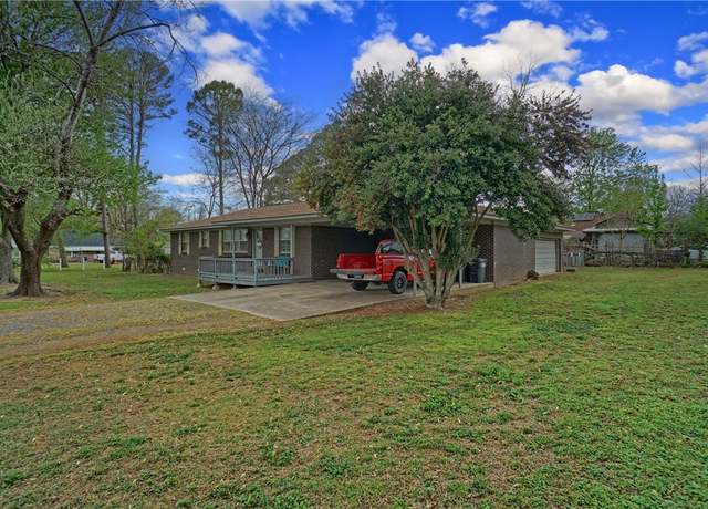 Property at 233 E K St, Russellville, AR 72801, 3 beds, 2 baths