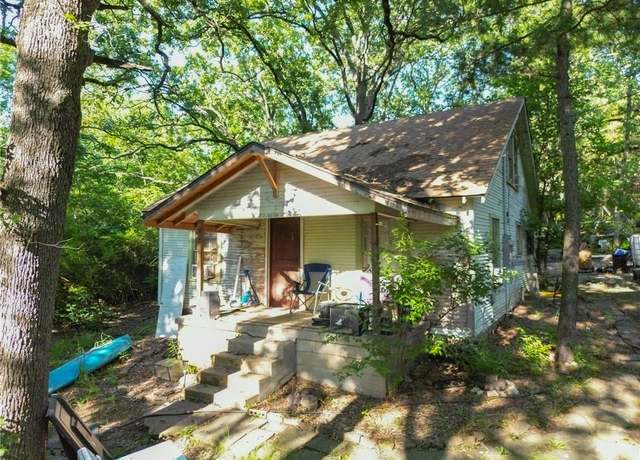Property at 290 W 22nd St, Fayetteville, AR 72701, 3 beds, 1 bath