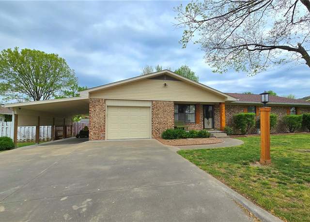 Property at 1004 E Freeman Ave, Berryville, AR 72616, 3 beds, 2 baths