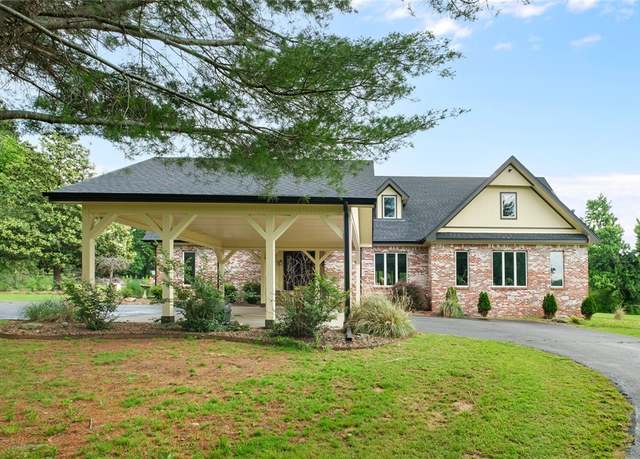Property at 605 SW O St, Bentonville, AR 72712, 4 beds, 4 baths
