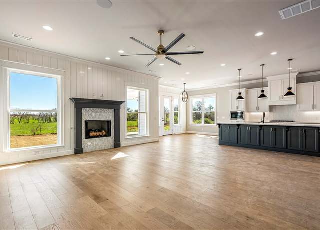 Property at 881 Greenhorn St, Bentonville, AR 72712, 5 beds, 4 baths