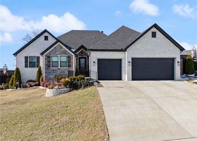 Property at 1340 Lee St, Pea Ridge, AR 72751, 4 beds, 3.5 baths