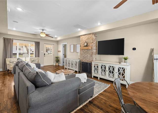 Property at 521 W Chestnut St, Rogers, AR 72756