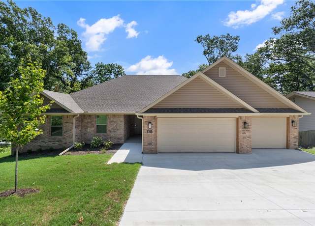 Property at 17 Hollow Way, Bella Vista, AR 72715, 4 beds, 2 baths