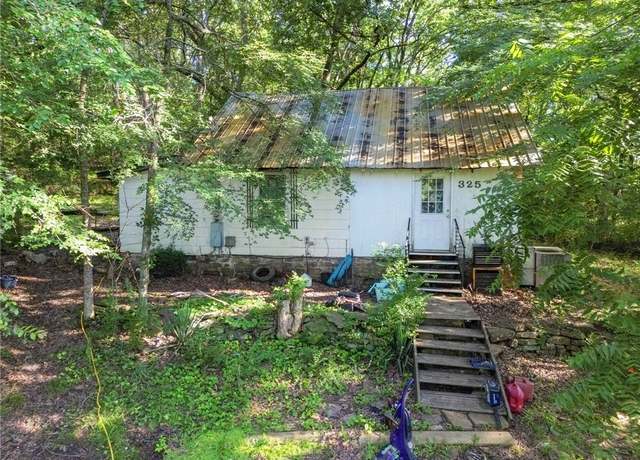 Property at 325 W 22nd St, Fayetteville, AR 72701, 3 beds, 1 bath