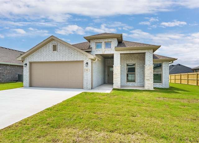 Property at 921 E Sugar Loaf St, Prairie Grove, AR 72753, 3 beds, 2 baths