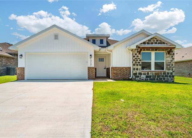 Property at 1717 Edwards St, Pea Ridge, AR 72751, 4 beds, 2 baths