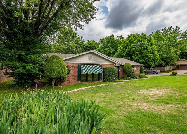 Property at 3195 N Butternut Dr, Fayetteville, AR 72703, 3 beds, 2 baths