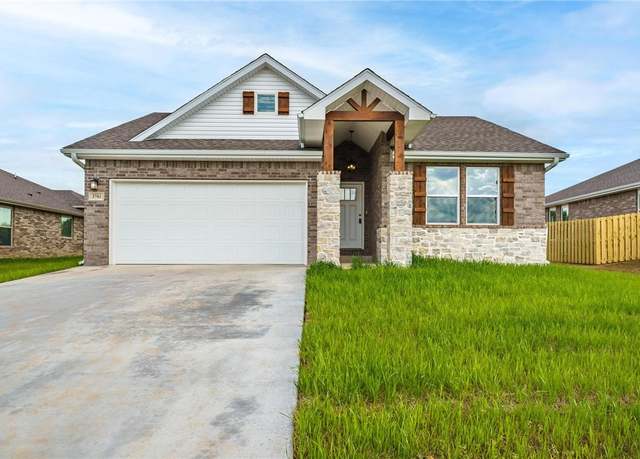 Property at 3701 N J.r. Martin Dr, Siloam Springs, AR 72761, 4 beds, 2 baths
