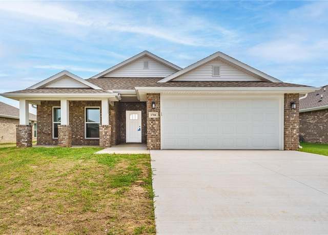 Property at 1704 Edwards St, Pea Ridge, AR 72751, 3 beds, 2 baths