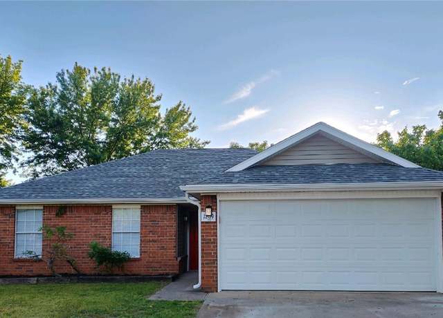 Property at 1209 S Camellia Ln, Fayetteville, AR 72704, 3 beds, 2 baths