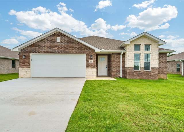 Property at 3605 N J.r. Martin Dr, Siloam Springs, AR 72761, 3 beds, 2 baths
