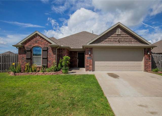 Property at 4511 W Wales Dr, Fayetteville, AR 72704, 3 beds, 2 baths