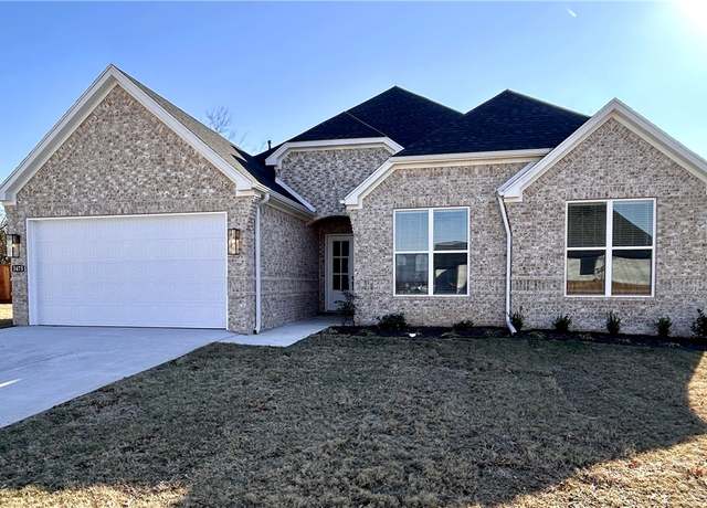 Property at 2885 N Chapel Dr, Fayetteville, AR 72704, 4 beds, 3 baths