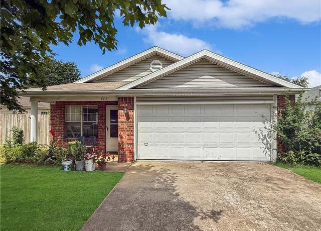 Property at 746 Locust St, Springdale, AR 72762, 3 beds, 2 baths