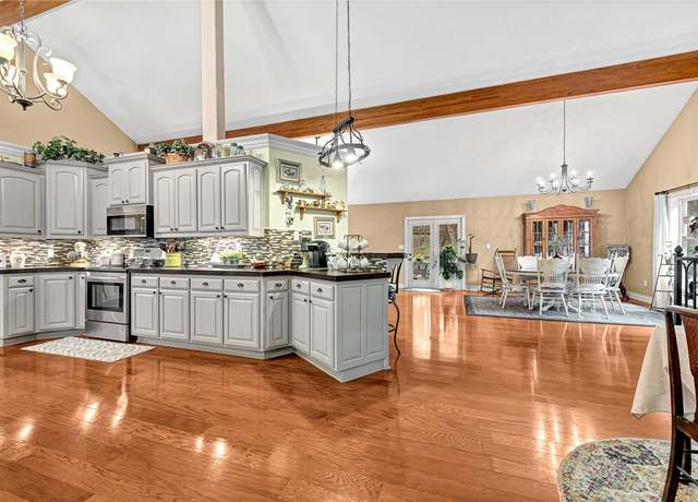 Property at 1401 Vickie Cir, Berryville, AR 72616, 6 beds, 4 baths