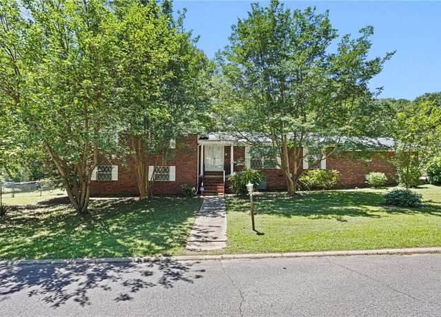 Property at 711 W 18th Ter, Russellville, AR 72801, 4 beds, 2.5 baths