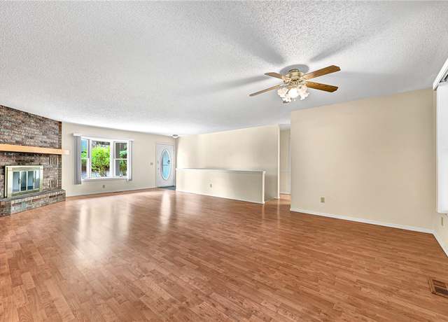 Property at 23 Fenchurch Dr, Bella Vista, AR 72715, 2 beds, 2.5 baths