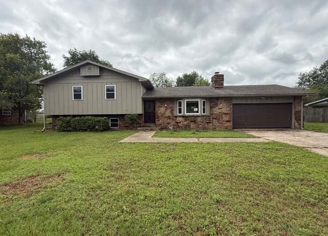 Property at 1902 W Granite St, Siloam Springs, AR 72761, 4 beds, 3 baths