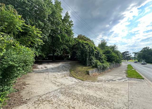 Property at 1835 E Mission Blvd, Fayetteville, AR 72703, 3 beds, 2 baths