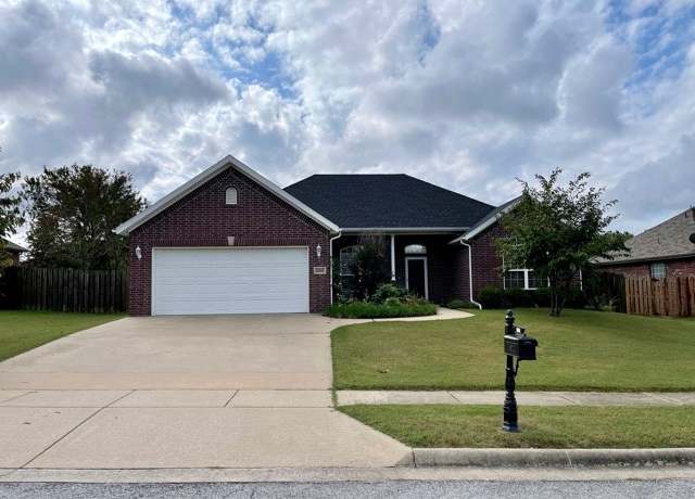 Property at 3239 W Drakestone St, Fayetteville, AR 72704, 4 beds, 2 baths