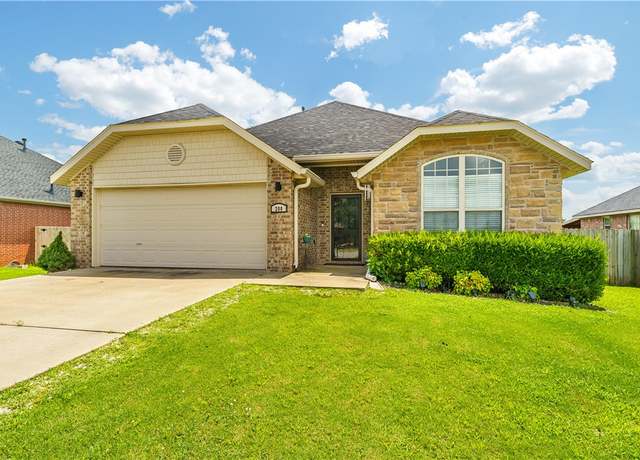 Property at 200 Laurel Ave, Rogers, AR 72758, 3 beds, 2 baths