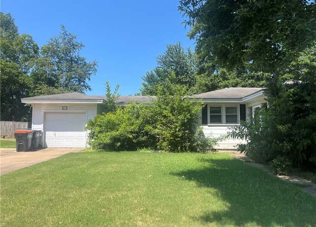 Property at 216 S Phoenix Ave, Russellville, AR 72801, 3 beds, 1 bath