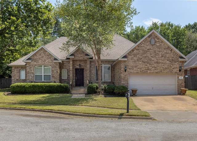 Property at 470 S Pierremont Dr, Fayetteville, AR 72701, 3 beds, 2.5 baths