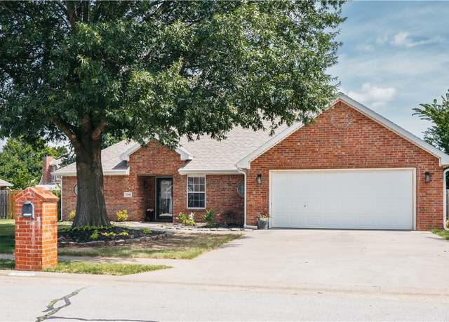 Property at 12048 Riviera Pl, Farmington, AR 72730, 3 beds, 2 baths