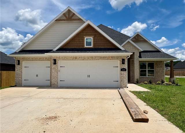 Property at 2200 Bergman St, Pea Ridge, AR 72751, 4 beds, 3.5 baths