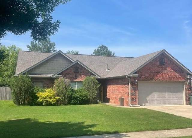Property at 4086 W Chantilly Dr, Fayetteville, AR 72704, 4 beds, 2 baths
