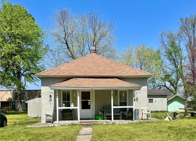 Property at 406 W Thurman St, Prairie Grove, AR 72753, 2 beds, 1 bath