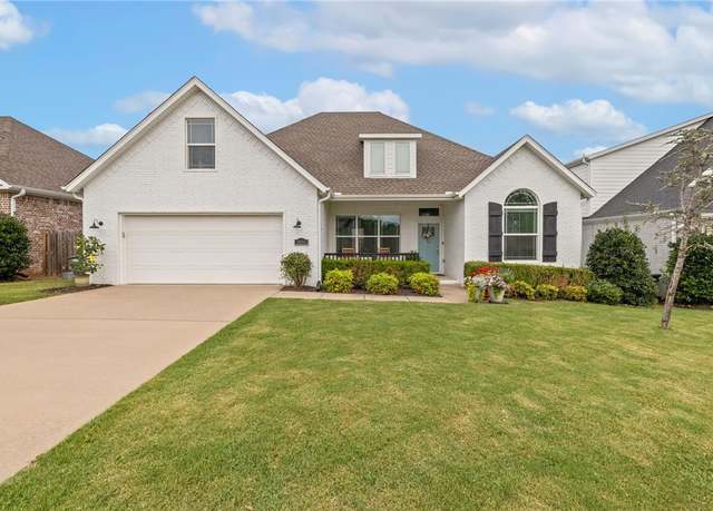 Property at 2696 N Grey Squirrel Dr, Fayetteville, AR 72704, 4 beds, 3 baths