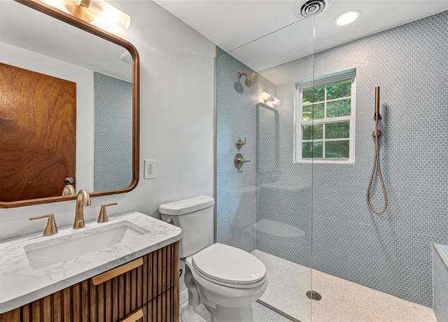 Property at 1204 W Carter St, Fayetteville, AR 72703, 2 beds, 1 bath