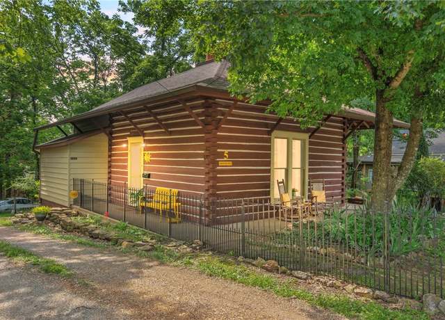 Property at 5 Washington St, Eureka Springs, AR 72632, 2 beds, 1.5 baths