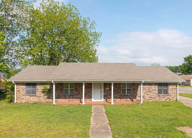 Property at 100 Meadow Pl, Clarksville, AR 72830, 3 beds, 2 baths