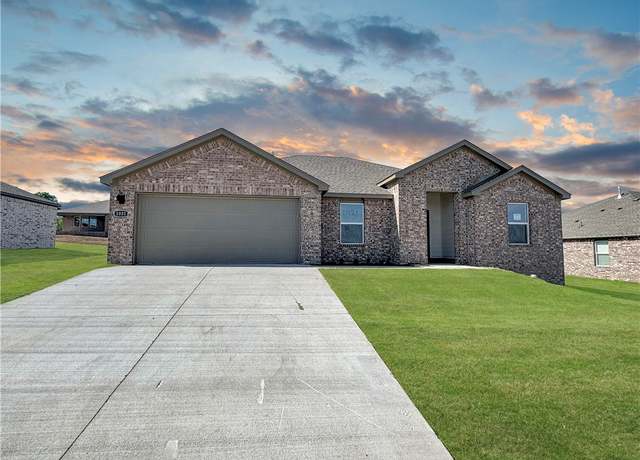 Property at 200 Greer St, Pea Ridge, AR 72751, 3 beds, 2 baths