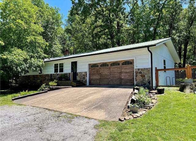 Property at 900 Dogwood St, Huntsville, AR 72740, 3 beds, 2 baths
