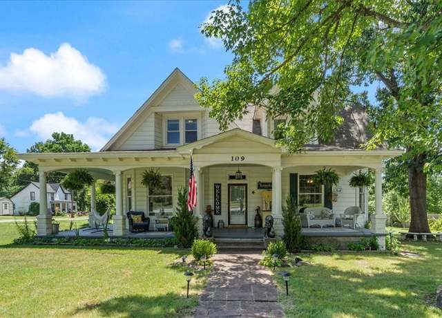 Property at 109 E Bush St, Prairie Grove, AR 72753, 4 beds, 2 baths