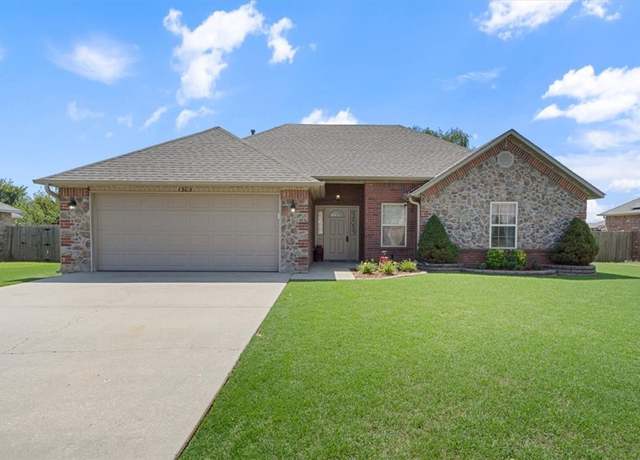 Property at 1303 N Spruce St, Pea Ridge, AR 72751, 3 beds, 2 baths