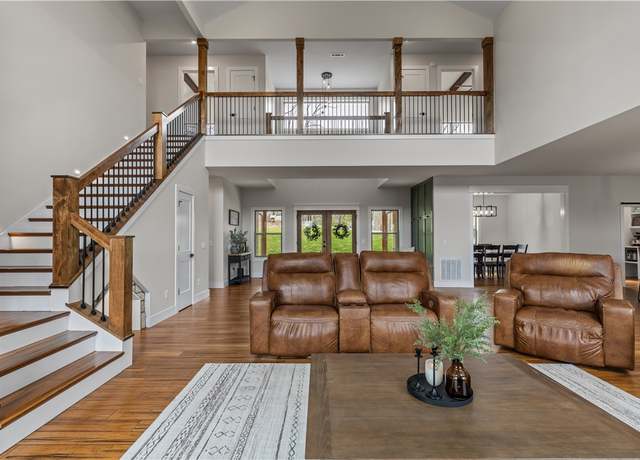 Property at 8 Jimmy Ln, Bella Vista, AR 72715, 6 beds, 3.5 baths